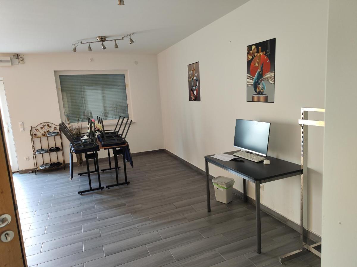 Erdgeschoss Wohnung Nahe Flughafen 비엔나 외부 사진